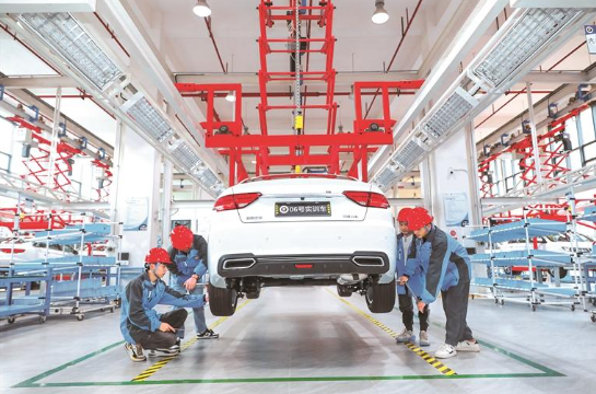 best365官方网站学生进行实训。 赵光煜 摄.png