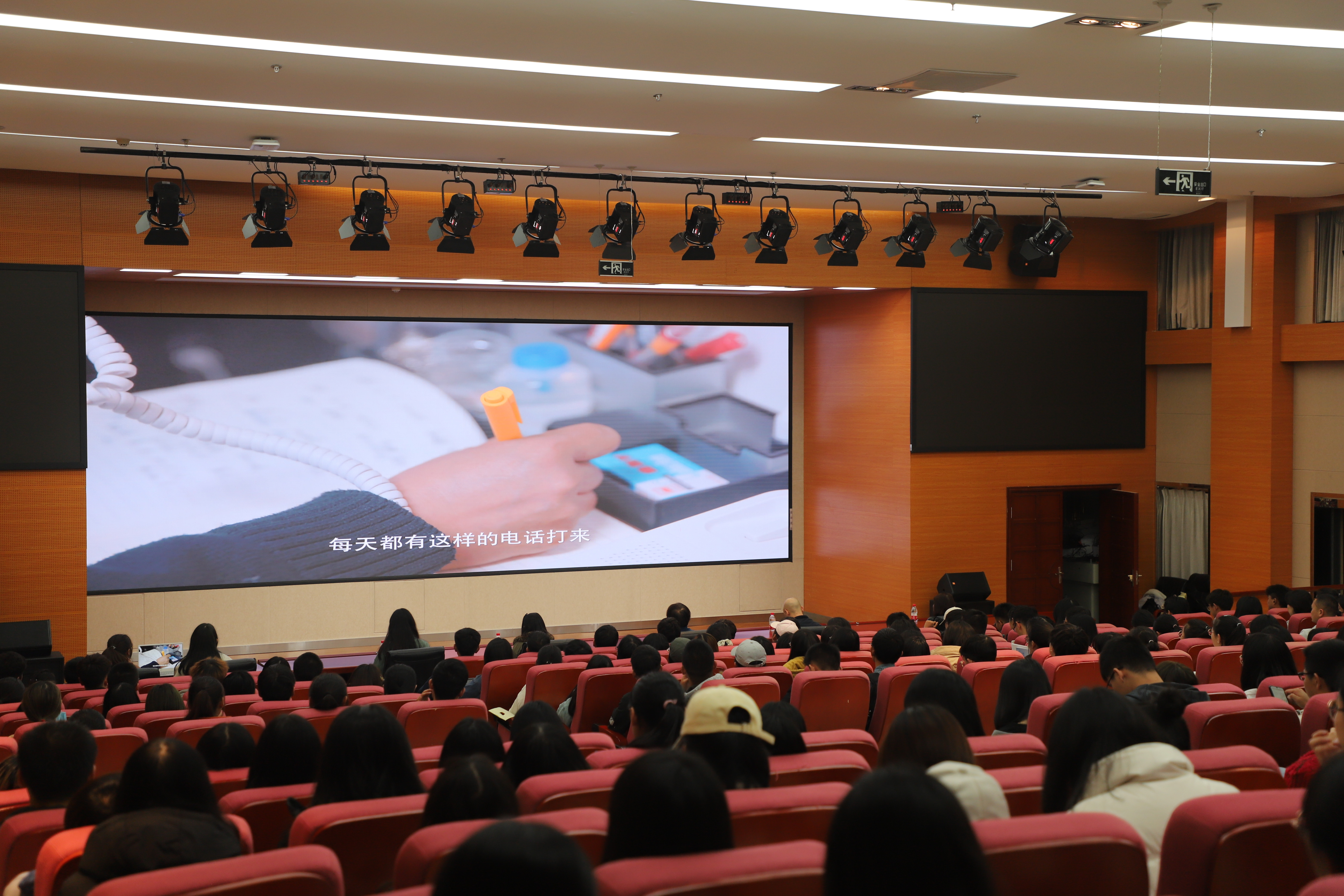 看微电影.JPG 看微电影.JPG